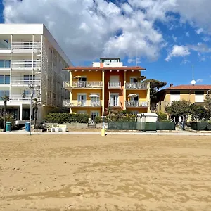  Appartamento Fronte Mare-carraro Immobiliare